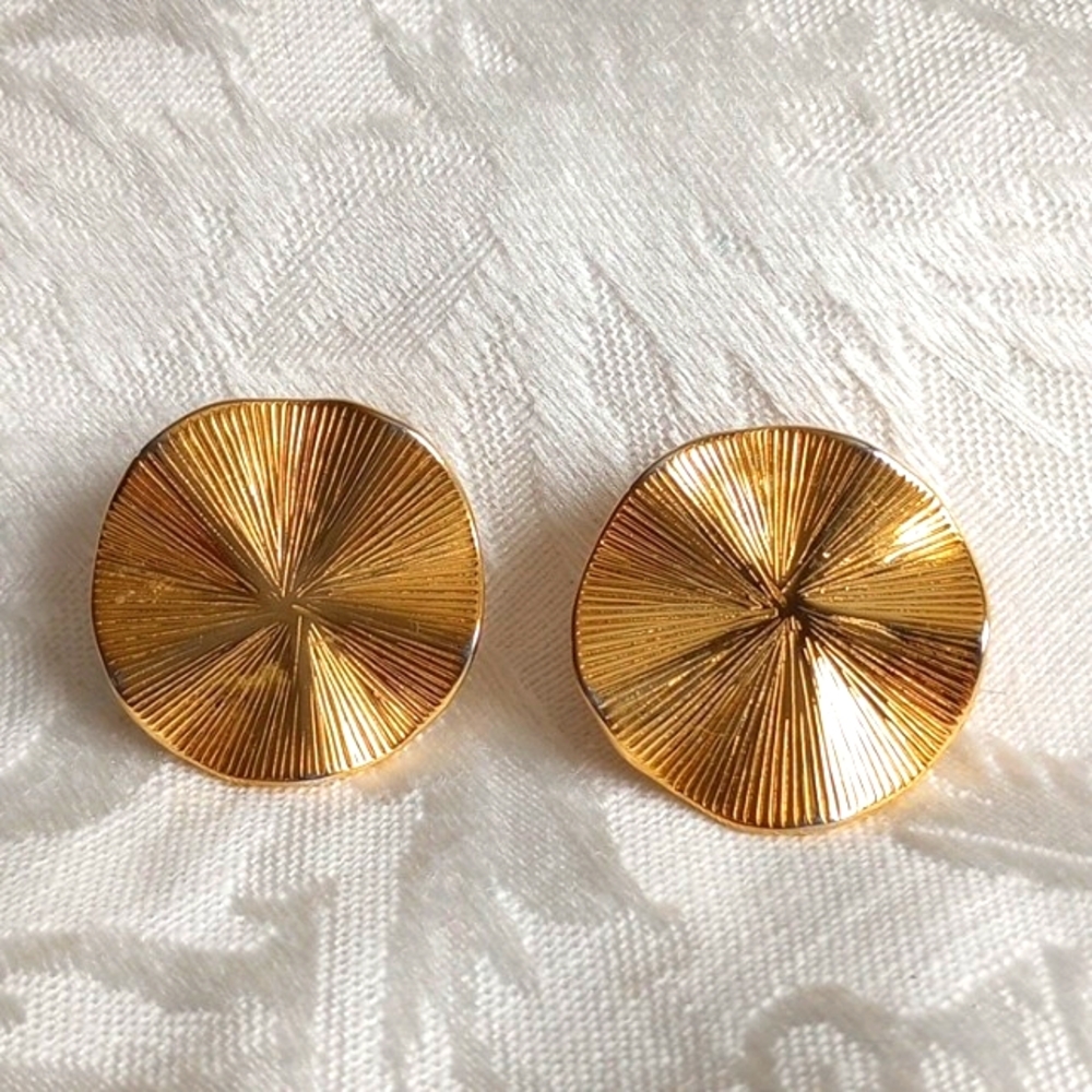 Gold Tone Ribbed Ruffle Modernist 40s Style clip on earrings